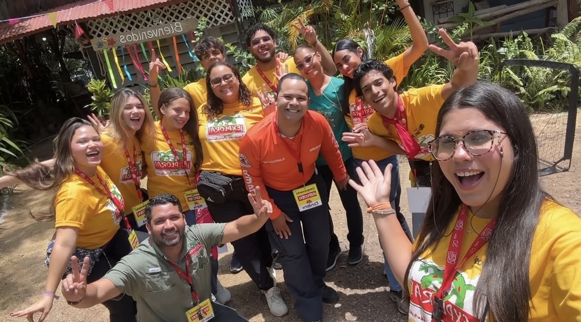 Momento de aventura y convivencia en Campamento Explora