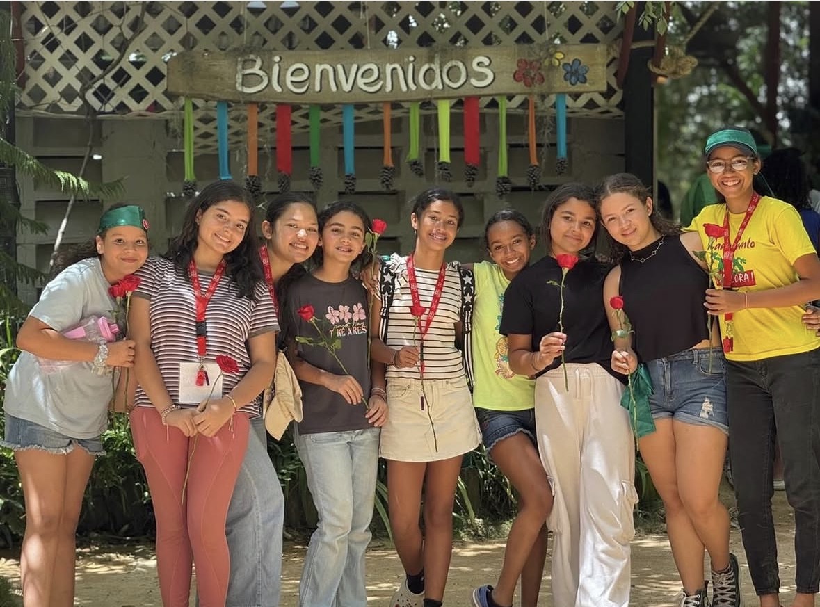 Momento de aventura y convivencia en Campamento Explora
