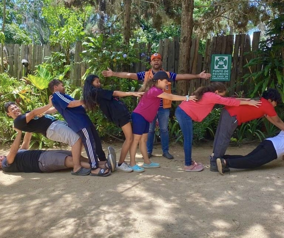 Momento de aventura y convivencia en Campamento Explora