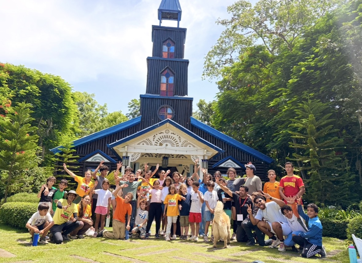 Momento de aventura y convivencia en Campamento Explora