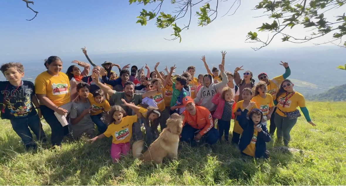 Momento de aventura y convivencia en Campamento Explora