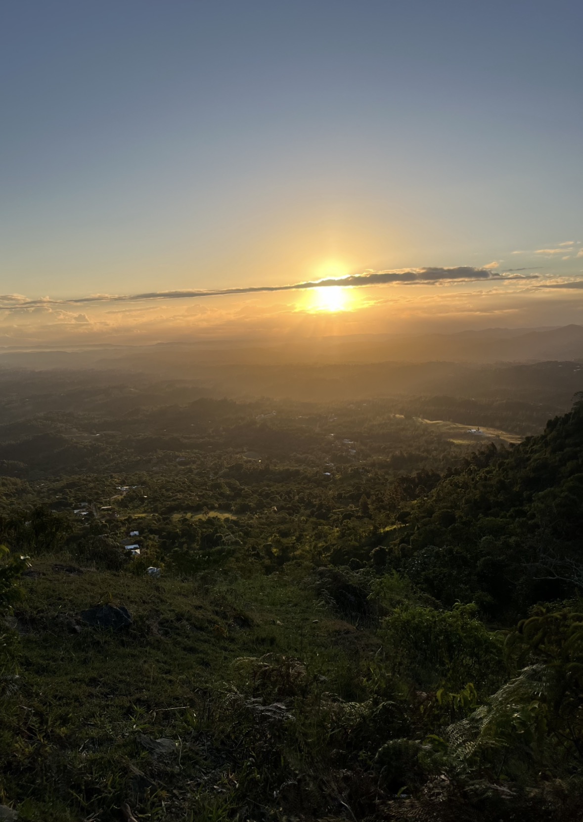 Atardecer sobre las montañas y el valle de Los Montones